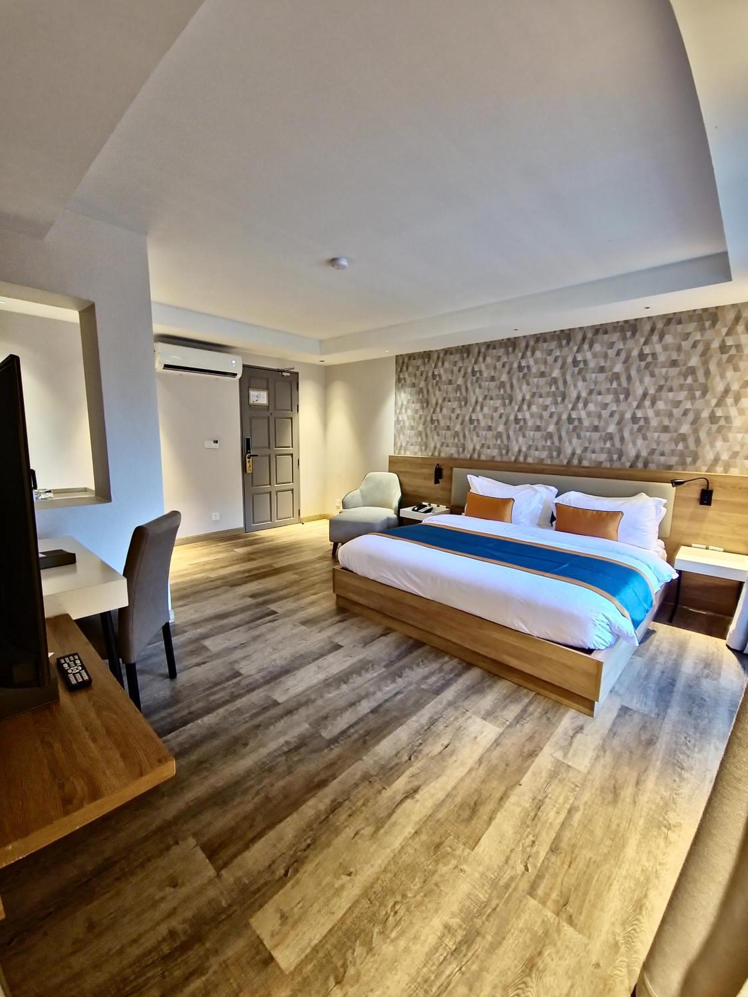 Zo Amalthea Hotel Patong Экстерьер фото